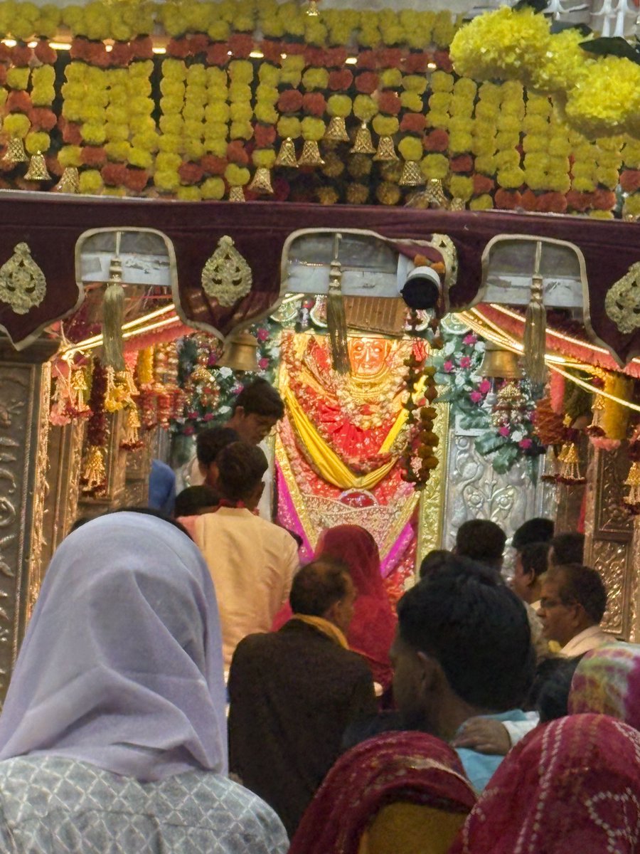 बाबा के आशीर्वाद से नरेगा कार्मिक नियमित होगे #बाबा है तो मुमकिन है ⁦<a href="/DrKirodilalBJP/">Dr. Kirodi Lal Meena</a>⁩