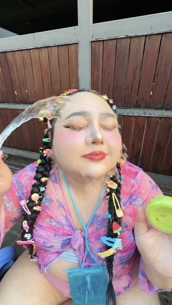 จือปาก tweet media