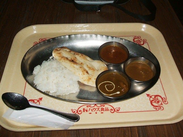 カスバのカレー(2005)
世界観に合わせたフードを提供してパークでの没入体験を補完したり、単純に食文化を楽しませることを放棄しすぎている。
「客単価を上げて来園客数をコントロールすることで、体験価値を高める」というオリエンタルランドの中長期戦略ともあまりにも逆行している。OLCは嘘つき。