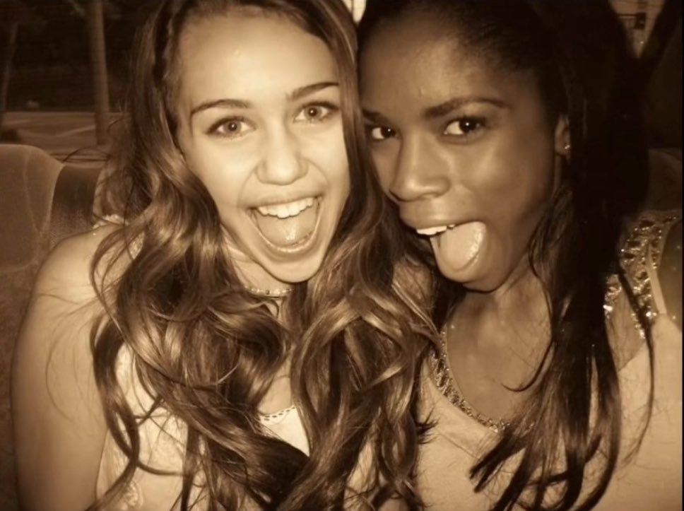 Miley Updates tweet media