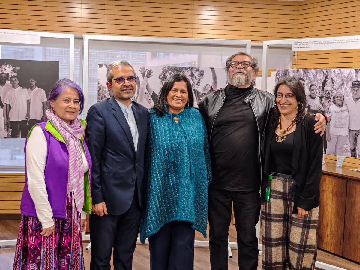 YackyCamposR's tweet photo. Participo del espacio ‘Irán, soberanía en tensión: territorios, poder e intervención’ en el que contamos con la participación de Ahmad Reza Kheirmand, embajador de la República Islámica de Irán en Colombia.

Una pregunta estableció mi intervención: ¿quién decide sobre la tierra y sobre la vida de los pueblos? Tal vez haya múltiples respuestas, lo cierto es que la necesidad indelegable de defender la tierra, los territorios, es una tarea que las naciones todas tenemos en clave de defender así la dignidad humana. 

Las mujeres somos ejemplo de esa lucha; de esa resistencia que no cesa, lo vemos en nuestra labor diariamente desde la Unidad y debe seguir siendo una consigna que la tierra es vida y la soberanía dignidad, nunca guerra.