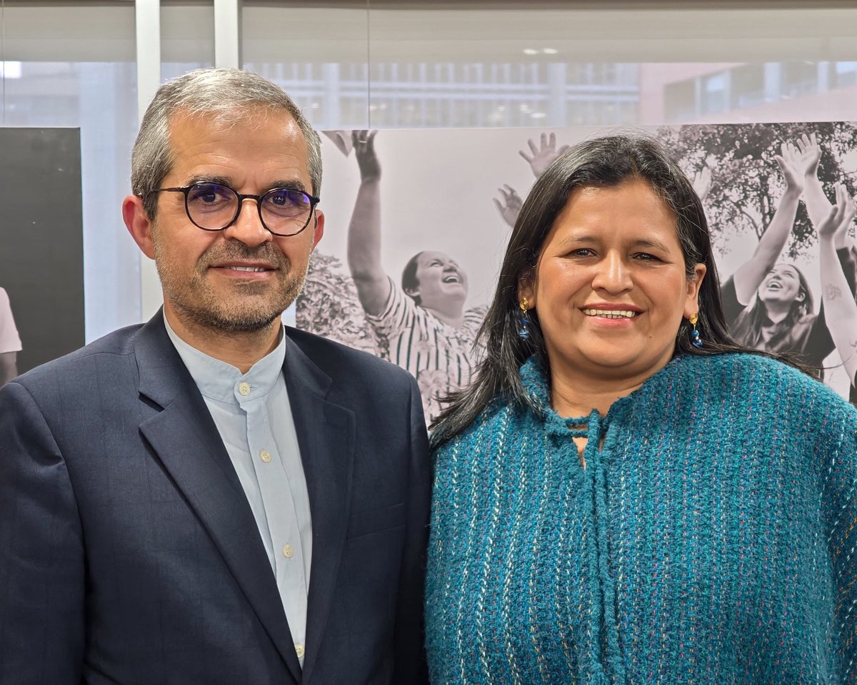 YackyCamposR's tweet photo. Participo del espacio ‘Irán, soberanía en tensión: territorios, poder e intervención’ en el que contamos con la participación de Ahmad Reza Kheirmand, embajador de la República Islámica de Irán en Colombia.

Una pregunta estableció mi intervención: ¿quién decide sobre la tierra y sobre la vida de los pueblos? Tal vez haya múltiples respuestas, lo cierto es que la necesidad indelegable de defender la tierra, los territorios, es una tarea que las naciones todas tenemos en clave de defender así la dignidad humana. 

Las mujeres somos ejemplo de esa lucha; de esa resistencia que no cesa, lo vemos en nuestra labor diariamente desde la Unidad y debe seguir siendo una consigna que la tierra es vida y la soberanía dignidad, nunca guerra.