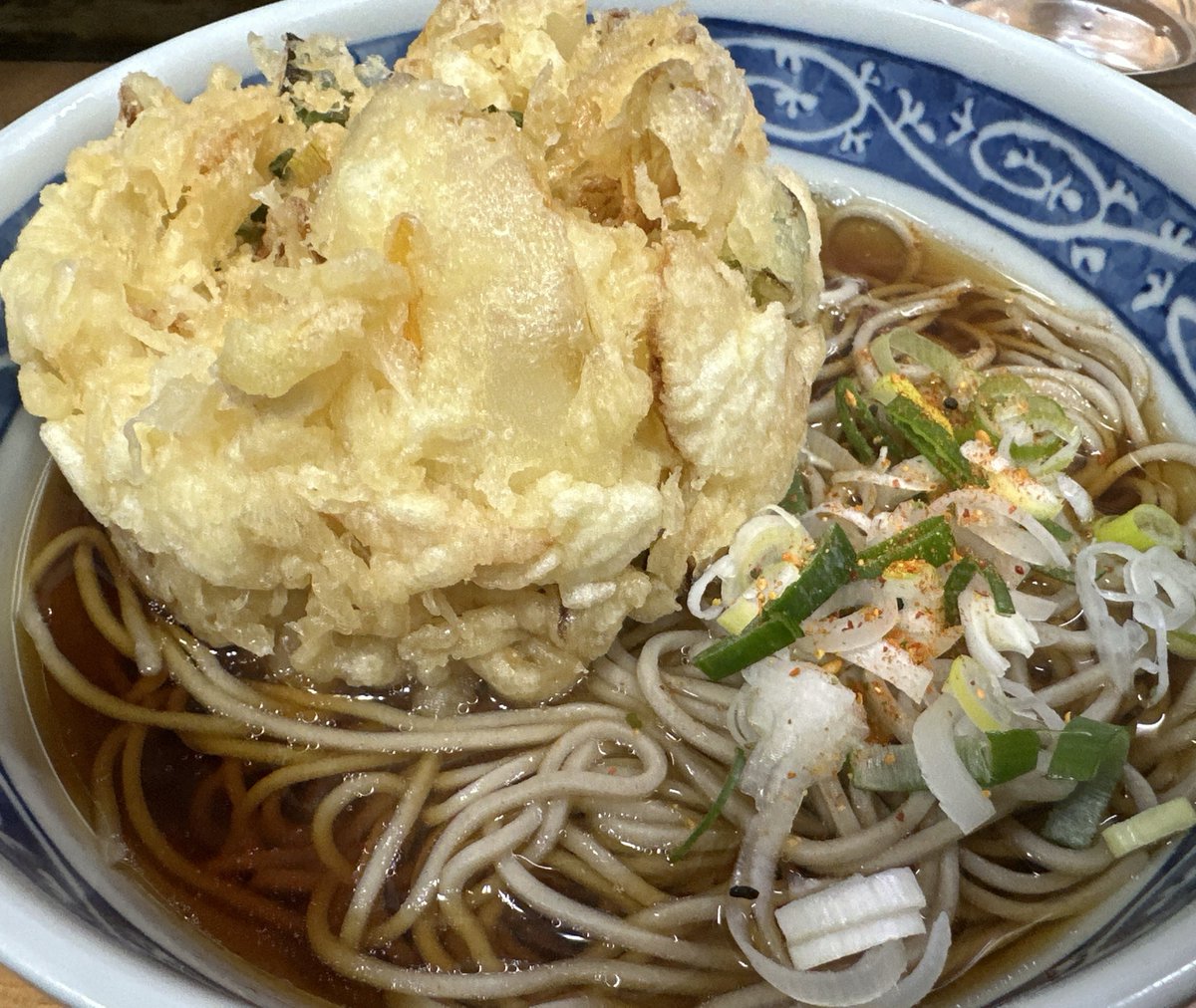 某かき揚げで有名な立ち蕎麦。
「お前そんなの頼んで食えるのかよ！」と思ったそこのあなたは半分正解。

頼んだ🟰完食とは限らない。
