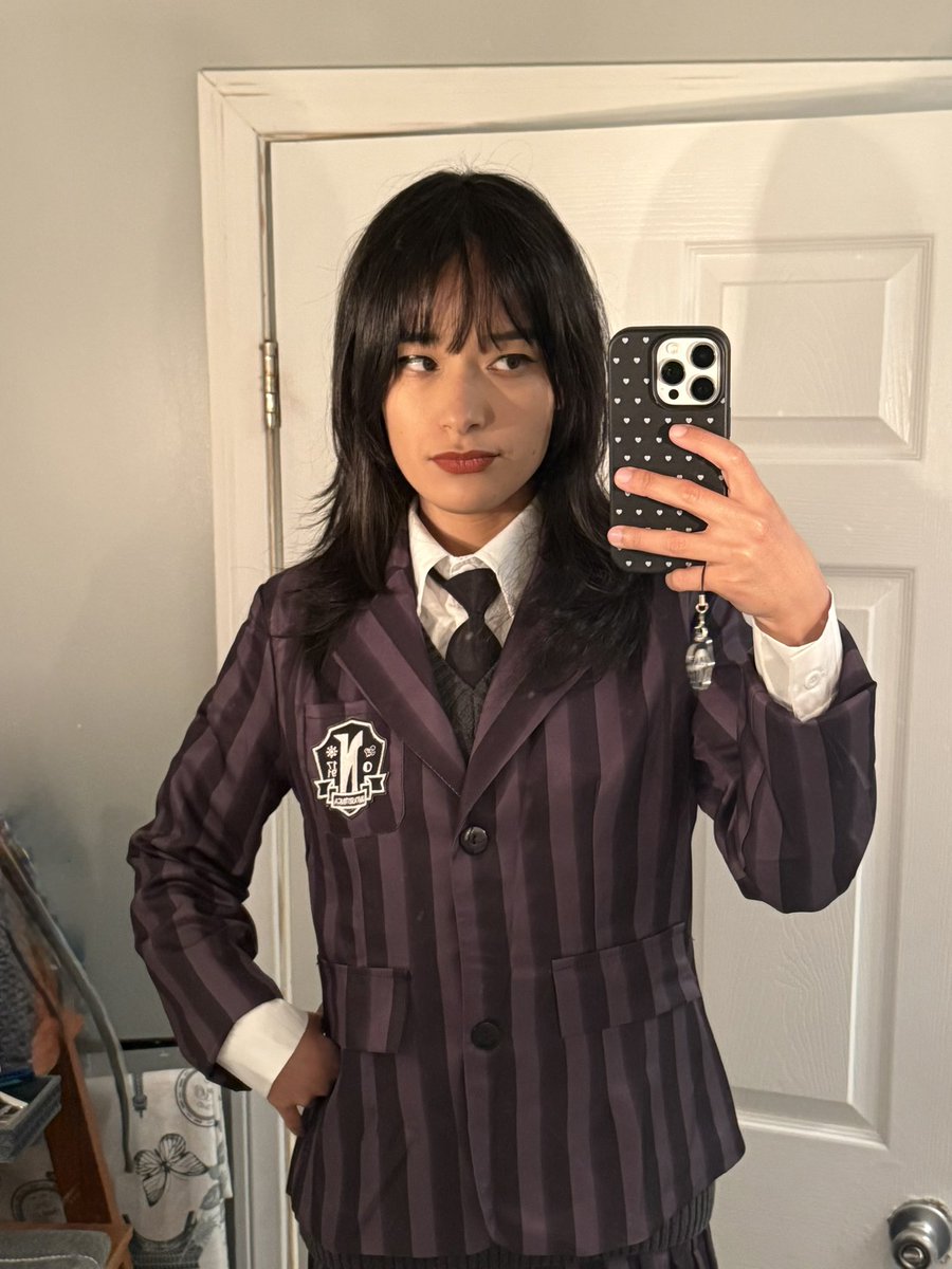 BrendaBirkin's tweet photo. I stood on a chair cause my 4’ 11” self was too short so I ended up at 6’ 0” #wednesday #cosplay https://t.co/k5vTs5kDVk