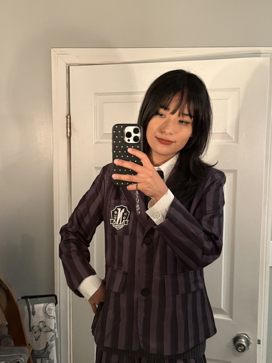 BrendaBirkin's tweet photo. I stood on a chair cause my 4’ 11” self was too short so I ended up at 6’ 0” #wednesday #cosplay https://t.co/k5vTs5kDVk
