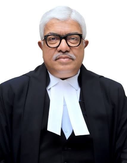 पता था की ऐसा ही होगा...

संभल और बरेली में नमाज़ को लेकर प्रशासनिक अधिकारियों को लताड़ लगाने वाले जस्टिस अतुल श्रीधरन का रोस्टर बदल गया।

अब वो फैमिली कोर्ट की अपील सुनेंगे, साथ ही माता-पिता और सीनियर सिटीजन के भरण-पोषण और कल्याण अधिनियम से संबंधित मामले भी सुनेंगे।

जस्टिस अतुल
