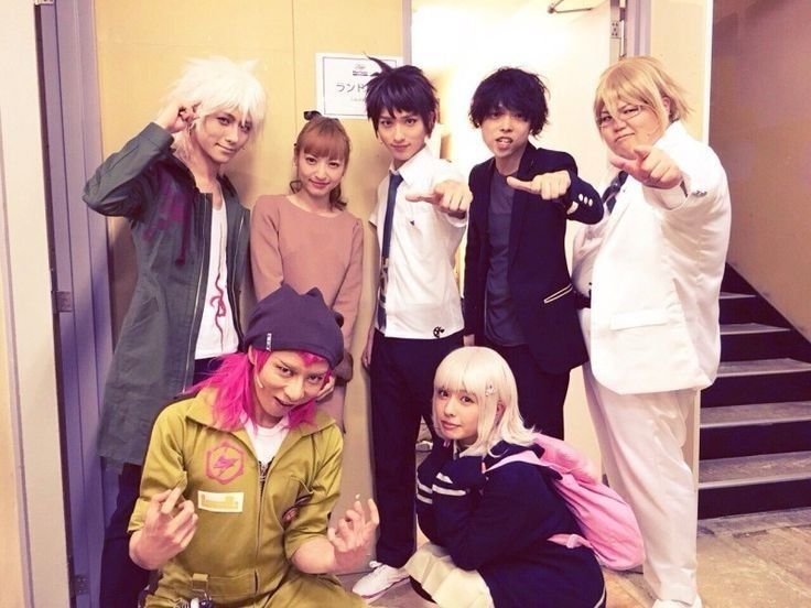 was looking at some stageplay pics why kazuichi lowk hitting the 67 pose here Why is he doing that