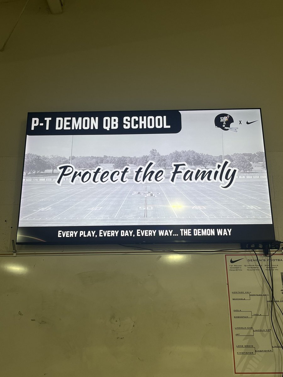 CoachHoggatt_2's tweet photo. Great first day of QB school! #DemonPride ⚫️⚪️🔱 https://t.co/Ppop3l8czw
