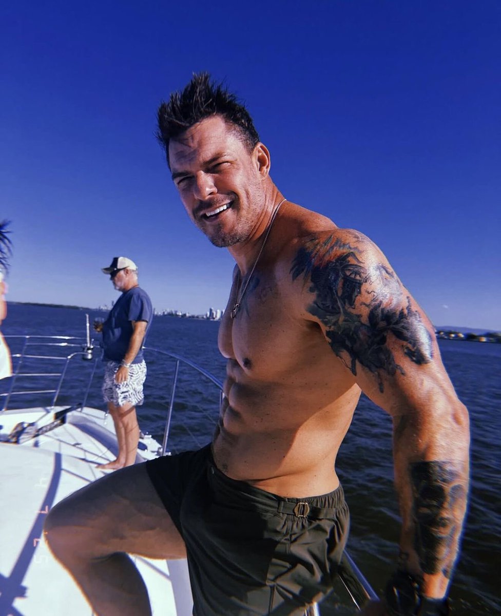 Male Central tweet media