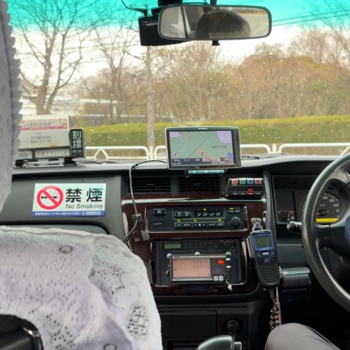 bellbambi's tweet photo. F1期間中のタクシーを運転手さんが嘆いていました。白子駅まで乗合制4人出発でひとり1500円。通常3000円以下なのに4人組の家族だと6000円になります。そして現金のみ、レシートは出ません！確かに一人なら早くて割安ですが4人家族，4人仲間は大変そうです！あっ？外国人大丈夫？ https://t.co/htkyNx1vmQ