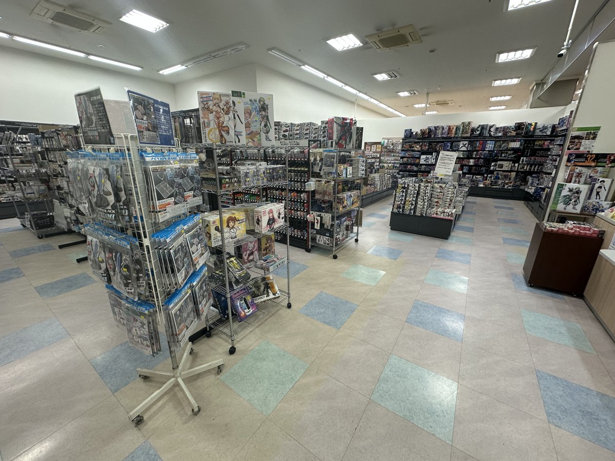 smilekingonline's tweet photo. イオンタウン大垣EAST2階にある本の王国大垣店です
本日も21時まで営業しておりますよ
皆様のご来店お待ちしております
「#JKモデラーズガイド」在庫残り1冊！！
まだ購入してない方はお早めに一緒にタミヤBT-42もいかがですか？
＃本の王国大垣店 https://t.co/PXAZoHRAwM