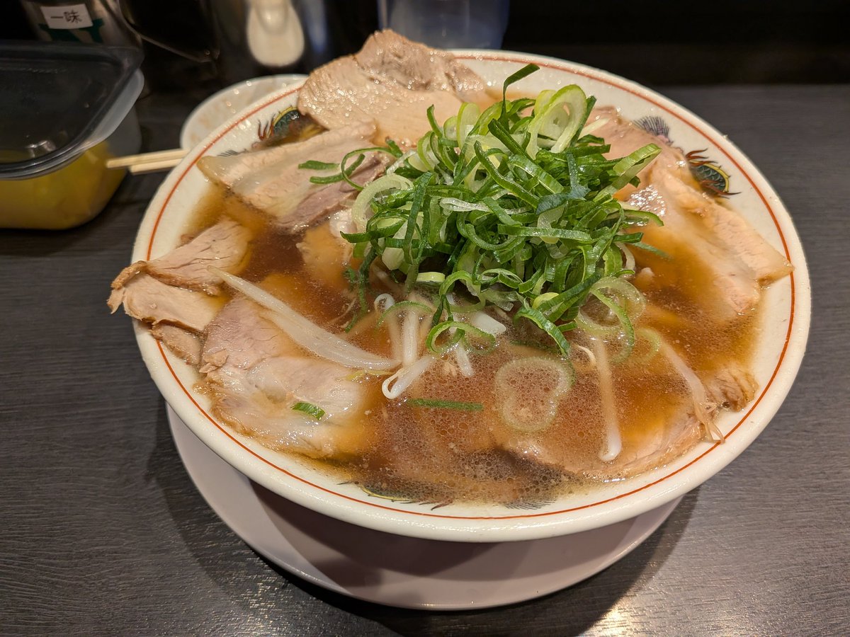 本家　第一旭　天満店
特製ラーメン（大）

今日は昼から出張です。
場所はほぼ天六です。
（すぐ近くに天神橋筋六丁目の駅が見える）

初めて食べます。
スープはあっさり目で飲みやすいけど旨みもしっかりある。肉たっぷり。麺も美味しい。人気あるのよく分かりました。また行こう。