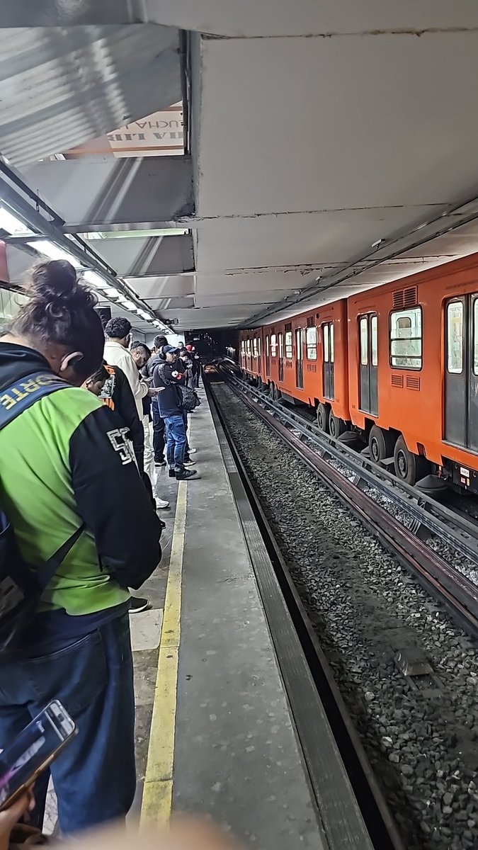 AtrejosT's tweet photo. @MetroCDMX Cuál agilizan si todavía no llega ni un p*** metro sigue parado enfrente de nosotros el que va dirección buenavista https://t.co/HYwHKda0IP