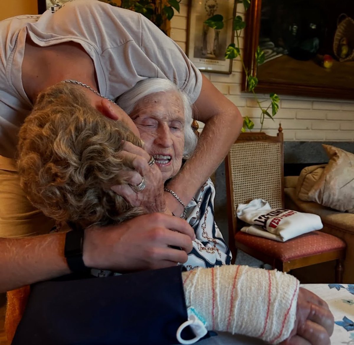 Las preciosas palabras de Martín Landaluce a su abuela ✨

• ✍🏻 Periodista  ¿Qué pasaba por tucabeza en los últimos minutos?

• 👱Martin Landaluce “Mi abuela. Habría cumplido 101 años la semana pasada. Falleció hace tres meses. Quería regalarle esta victoria”.

<a href="/Tiempodetenis1/">Tiempo De Tenis</a>
