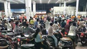 Rajj_704's tweet photo. Indore yesterday —
WhatsApp uncle: "Petrol khatam! Jaldi jao!!" 😱
Indore wale: 🏃🏃🏃🏃
Petrol pump wala: bhai stock toh full hai 😐
Sabse powerful technology abhi bhi WhatsApp forward hai. 💀
#Indore #IndiaWali #Hinglish #Relatable https://t.co/MwjkB0tmZi