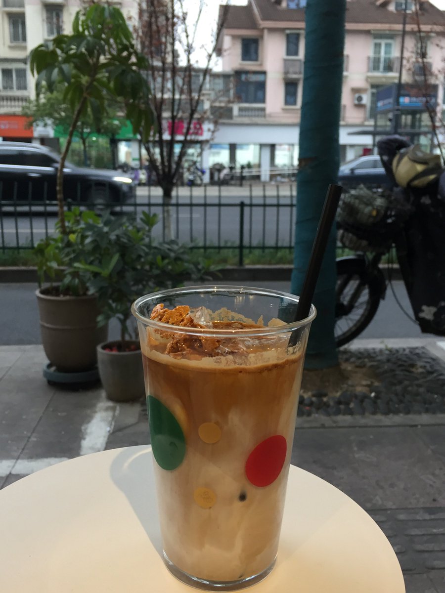 终于躺在马路上 tweet media