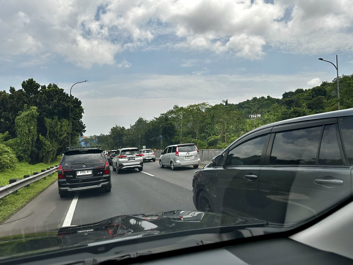 ajiholic's tweet photo. 11.00 WIB, Kondisi lalin tol Semarang padat sejak km 428 sd km 424 krn pertemuan arus dr tol Solo/Yogya dan adanya rest area, selepas itu ramai lancar.
Lalin kembali padat mulai km 420 menuju GT Kalikangkung.
Cuaca cerah.
#mudik2026
@RadioElshinta https://t.co/gM8avXyjYp