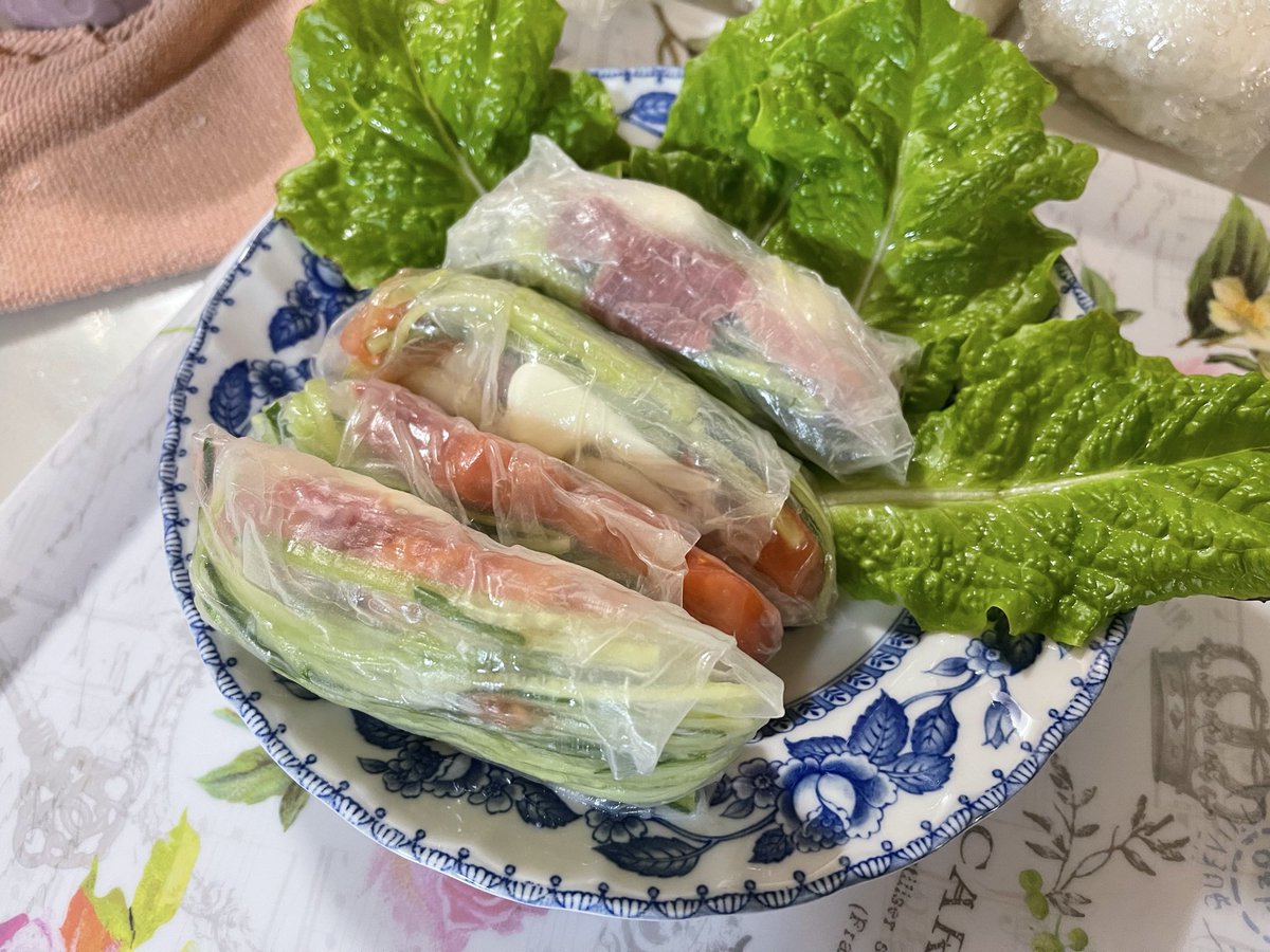 admjpujpwd's tweet photo. 久しぶりに実家に帰っておふくろの味食べられるかなと思ったら上京前見たことない生春巻き4本出てきた。めっちゃ美味い。 https://t.co/dDBkLo8aSz