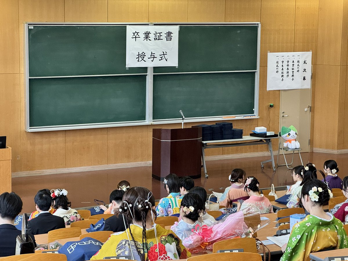 hiruandondemo's tweet photo. 昨日は山口大学の卒業式でした。私が所属する国際総合科学部からも多くの方がご卒業されました。卒業生の皆さん、おめでとうございます！
個人的には、年度の途中から他の先生からお預かりした学生の皆さんも無事卒業され、ホッと一息。
皆さんの新しい第一歩が、素敵な未来に続きますように^_^ https://t.co/strABXv1hR