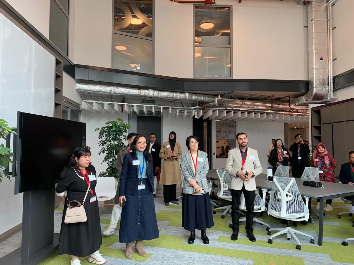 npBritish's tweet image. Kicked off the week at the British Council HQ with top partners from Nepal, Vietnam, Bangladesh &amp;amp; Pakistan 🌍

 Highlights: networking, country recognitions &amp;amp; a visit to UAL’s London College of Fashion. Next: PIE Live Europe + IELTS partner reception. 

#GlobalPartnerships