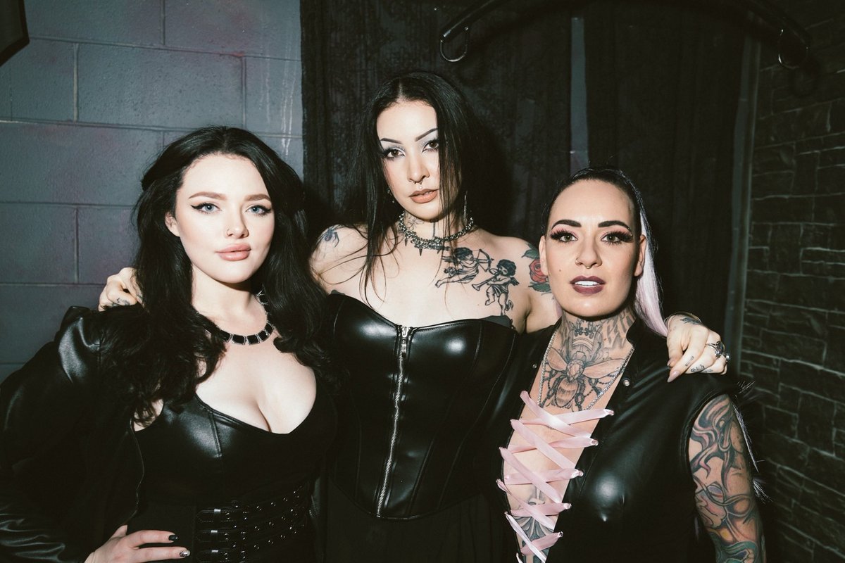 mistressvoe's tweet photo. Such a great night at the @SuccubusTemple 🖤 @bones_witch @SashaSalacious https://t.co/6G7SQMQvKX