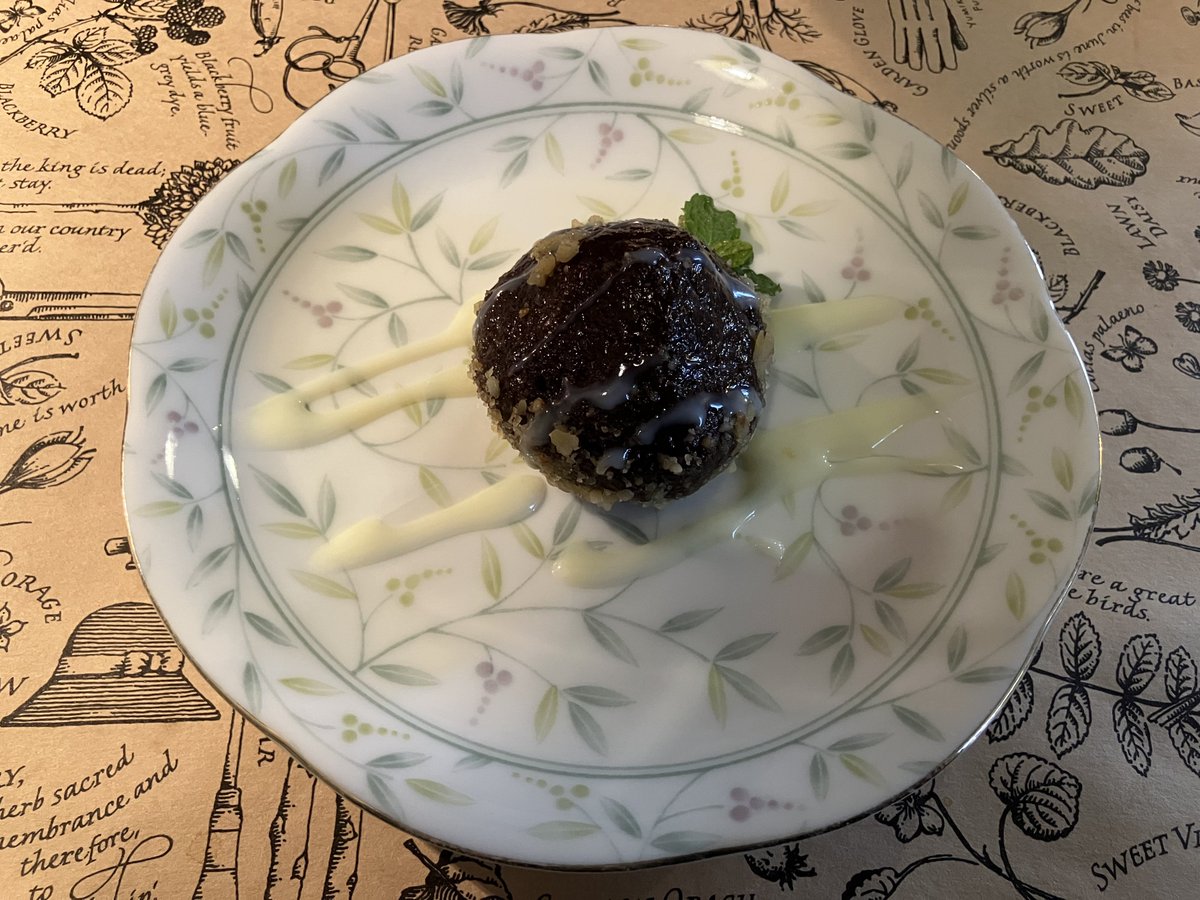 Їла смачні українські страви <a href="/Ukraine_cafe/">ウクライナカフェ・クラヤヌィ(KRAIANY)</a> в британському кафе🇺🇦🇬🇧🎶

Взяла шубу, курячий суп з сочевицею, чорний хліб, ліпляники з капустою і шоколадне тістечко в формі каштану.
Все було ну дуже смачно😍
Щиро дякую🥰

Слава Україні🇺🇦✨
#StandWithUkraine️