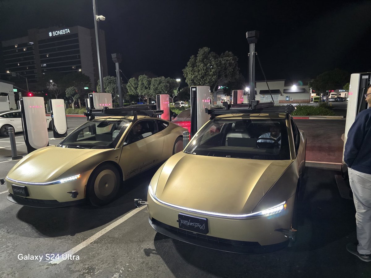 _ggm___'s tweet image. Pair of Cybercabs TONIGHT in Milpitas! @teslaownersSV @SjvTesla @Tesla #Cybercab #TeslaCybercab #Autonomy