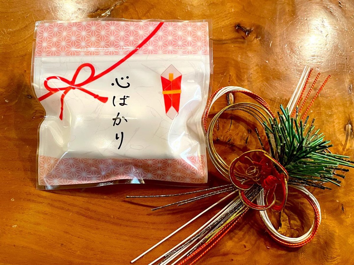 mitaniseitou's tweet photo. 日頃よりのご愛顧に深く御礼申し上げます。

新たに仲間入りした、あられ三盆小袋。
こちらはささやかな気持ちを表す｢心ばかり｣の文字をあしらったパッケージです。

感謝の気持ちを込めて、ご挨拶として、親しい方への小さな贈り物として…。
心ばかりのお気持ちを贈る際にご利用下さい。 https://t.co/XHGeaVKl8B