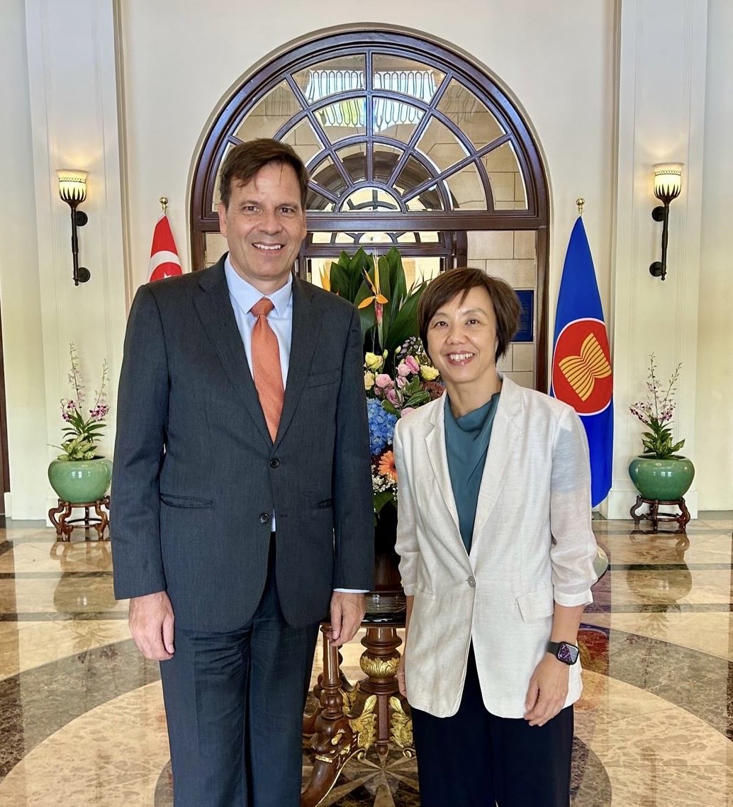 Ambassador Frank Grütter tweet media