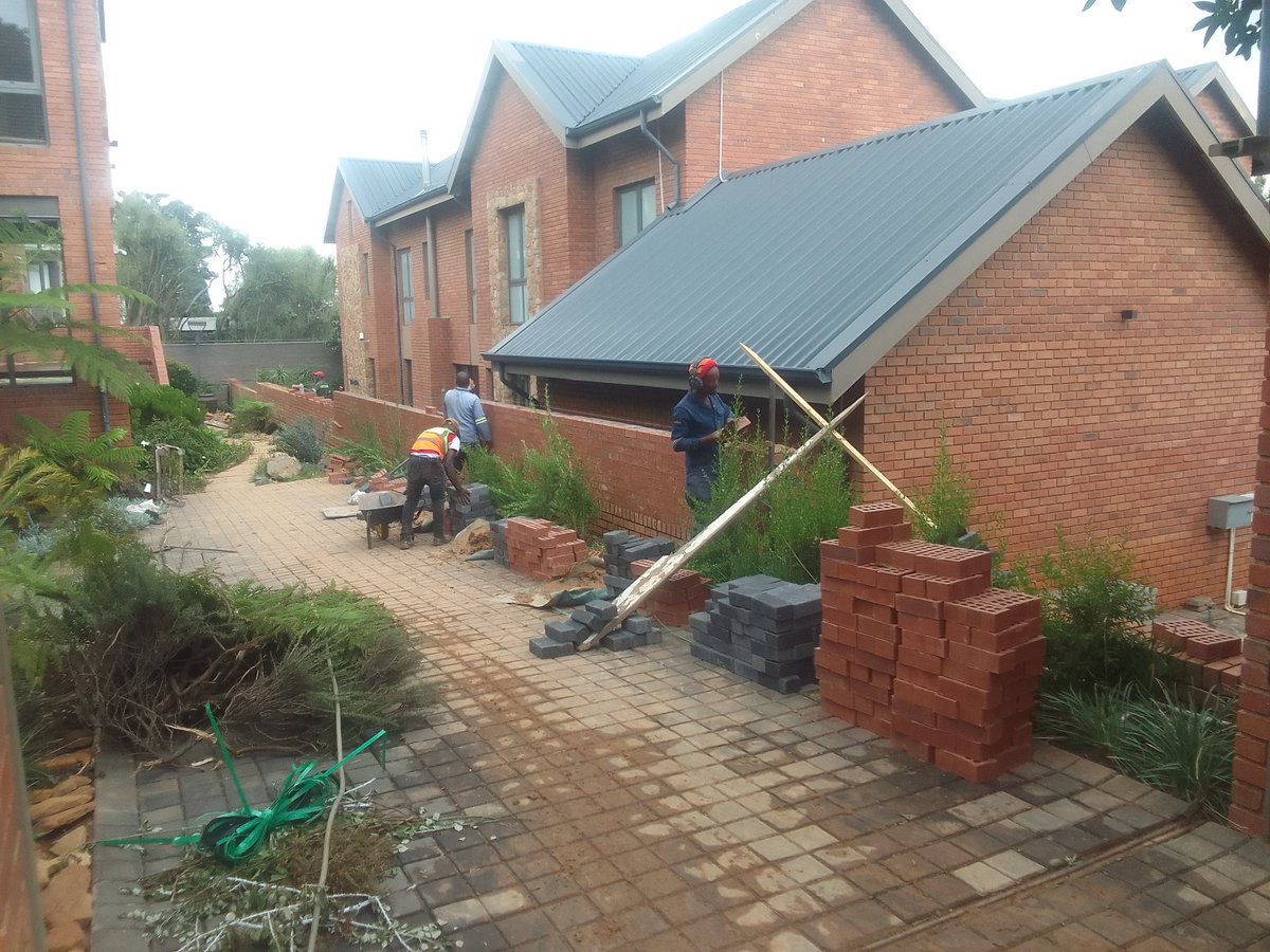 Buildtoimpress's tweet photo. Another clean boundary wall completed in Bedfordview 🧱✨
Built strong. Built right.
Build To Impress.
#BuildToImpress #BoundaryWall #Bedfordview #ConstructionSA https://t.co/YAyCLYcUIZ
