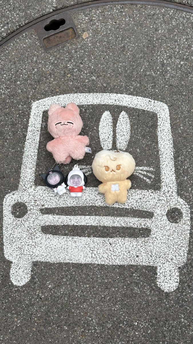 do_do_ying's tweet photo. 상하이 디즈니랜드 주토피아에서 토끼친구들 주차자리가 있었옹 그래서 궁빵이 운전도 시켜주구 친구들이랑 차도 태워줫옹 https://t.co/dTQYe2WZzs