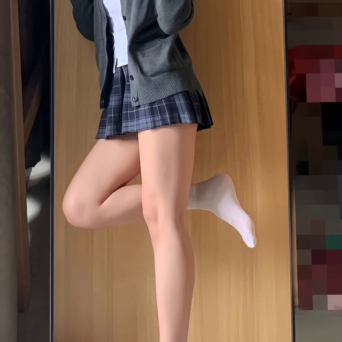 絶対領域か生足どっちに挟まれたい？