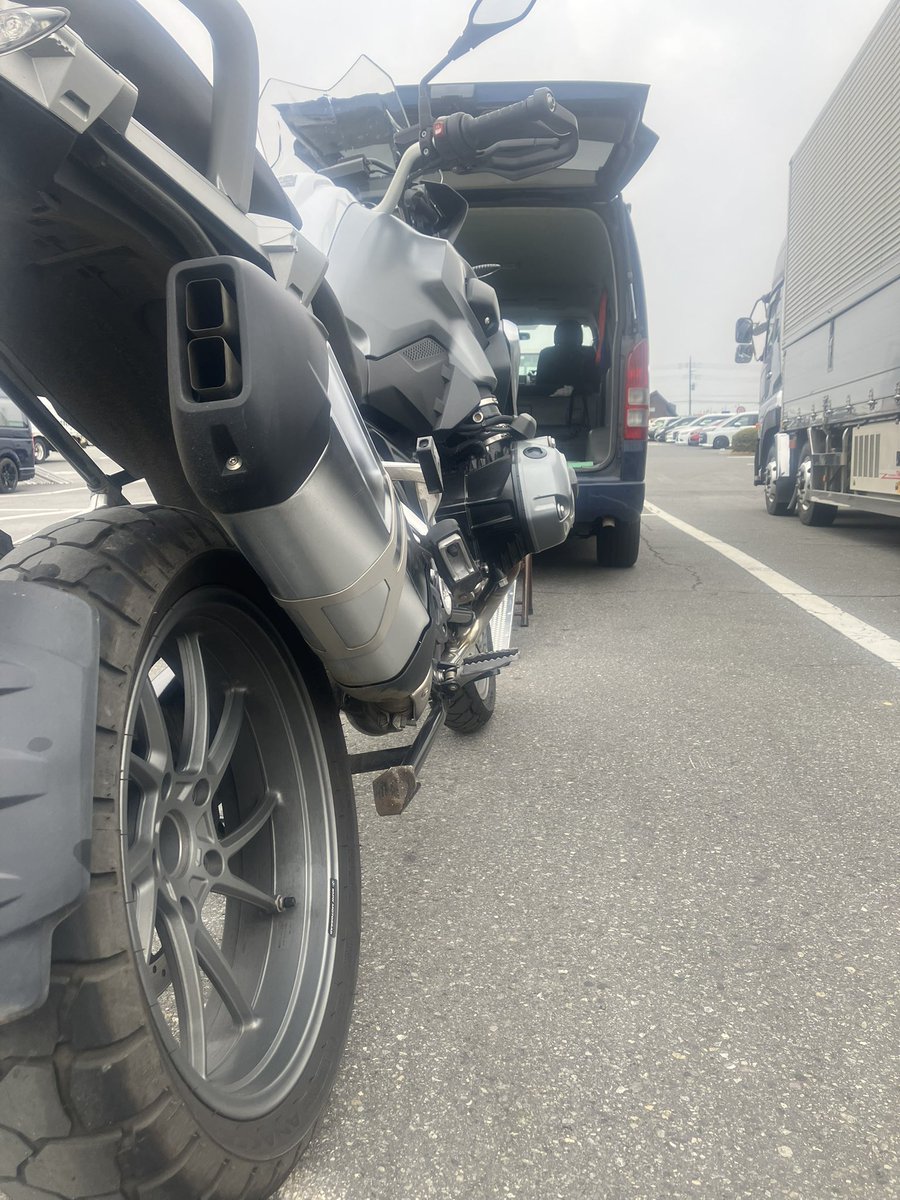 ougafactory2018's tweet photo. チビの私。両脚ブラブラ。
BMWのR1200GS
車検場でみんなをニコっとさせてるんじゃ無いかと思う😂

#オウガファクトリー
#バイク屋のアニキ
#秘密基地
#群馬
#高崎
#高崎インター近く
#今日も楽しく走ろうぜ
#健康第一
#高血圧はだめよ https://t.co/rHUtdlc7aY