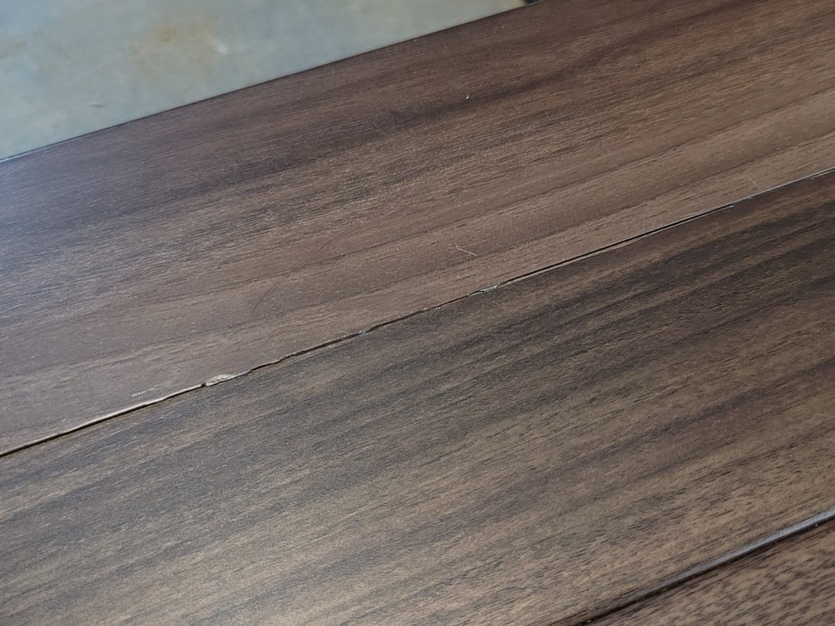 一条工務店の我家の玄関

框が一部2mmほど高くて一部床と同じ高さ

現場監督からは高いのが正常と言われたけどどっちが正解か分からない…

そもそも一部施工不良だし床なり?というか浮いてるし毎回足引っ掛かるから交換して欲しいのにこれもボンドで対応らしい

どっちの高さが正しいのか知りたい