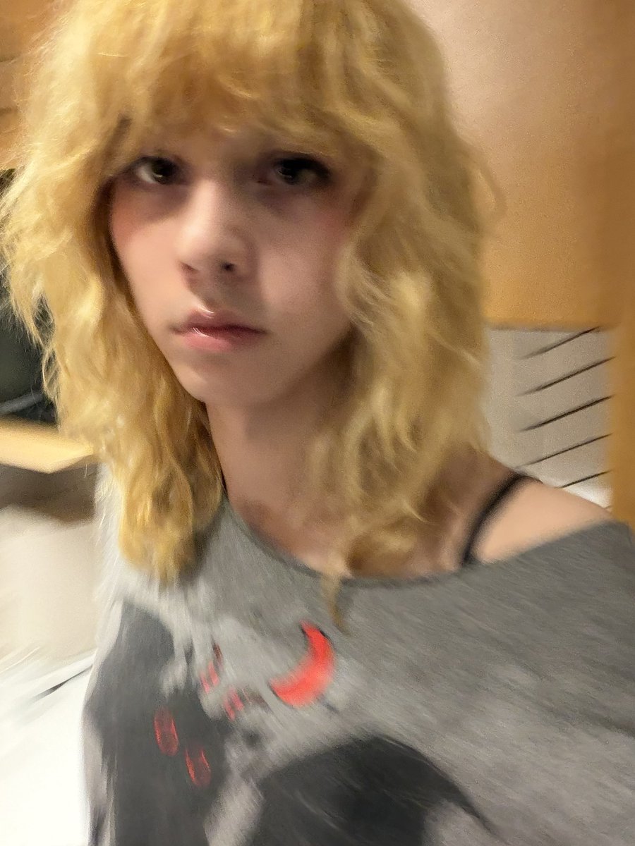 im making 10:30 pm grilled cheese look at me go. who wants a pretty girl who barks well