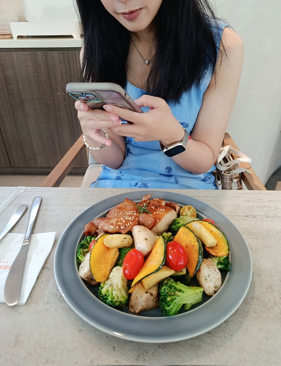 Lu38387878's tweet image. 早午餐

菜單上的新菜，菲式烤雞腿排時蔬，點來吃看看？
要現烤要25分鐘，
果然是不錯的，很嫩又入味！

厚豬五花培根酸種麵包，五花肉也很香嫩！

清閑的放假一天，享受著二人世界！

#Sundate
#情侶檔的生活
#隨緣的聯誼約會
#一對先見面的聊天才會有後續發展的可能