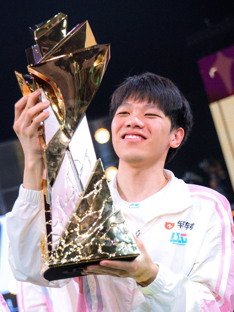 confuxun's tweet image. #ON’s story at #FST2026 🐈‍⬛🏆🇧🇷

- He cried during their final interview
- Broke countless of gaming chairs. In Brazil, he managed to broke one again
- His head is full of playful ideas
- Started to learn swimming and organized daily workouts for the team.