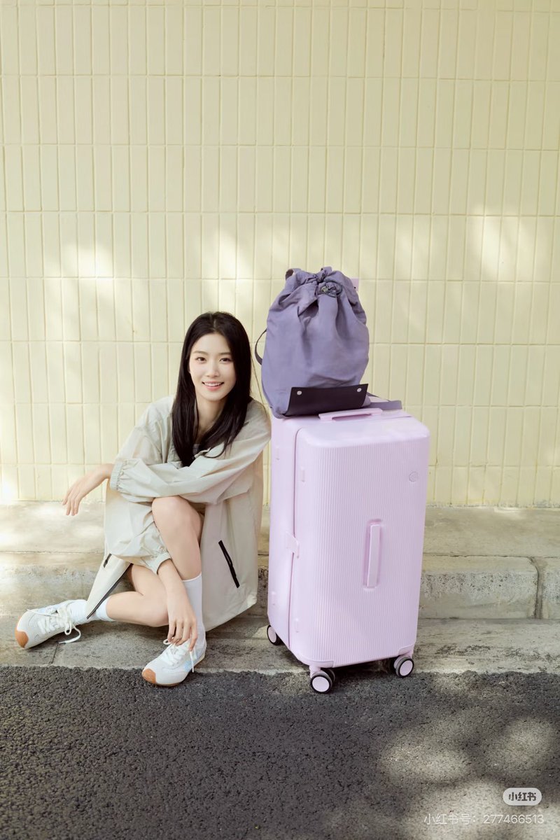 for0927x's tweet photo. 260325 Lu Yuxiao XHS update

“Welcome to my spring special: Sparkling Powder 🫧~

If travel is a “Special cocktail,” then ITO is my “Shaking cup”~ The perfect color for spring, let's head out with a light heart~!”

#LuYuxiao #卢昱晓 https://t.co/0iJdMCg2aT
