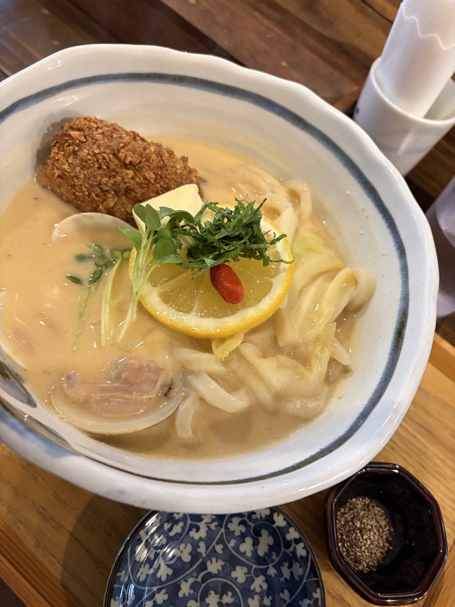 NORINCO's tweet photo. 先月は行けてなかった東奔西走さんへ。レモンバタークリームうどんです。濃厚な出汁にアーモンドまぶした鯛のフライが合いますね。蛤とキャベツで春を感じさせます。味変の胡椒があるので汁は最後までしっかり飲み干せます。クリーム系はなかなかなかないので、食べる価値ありです。ご馳走様でした https://t.co/raCHxdiads