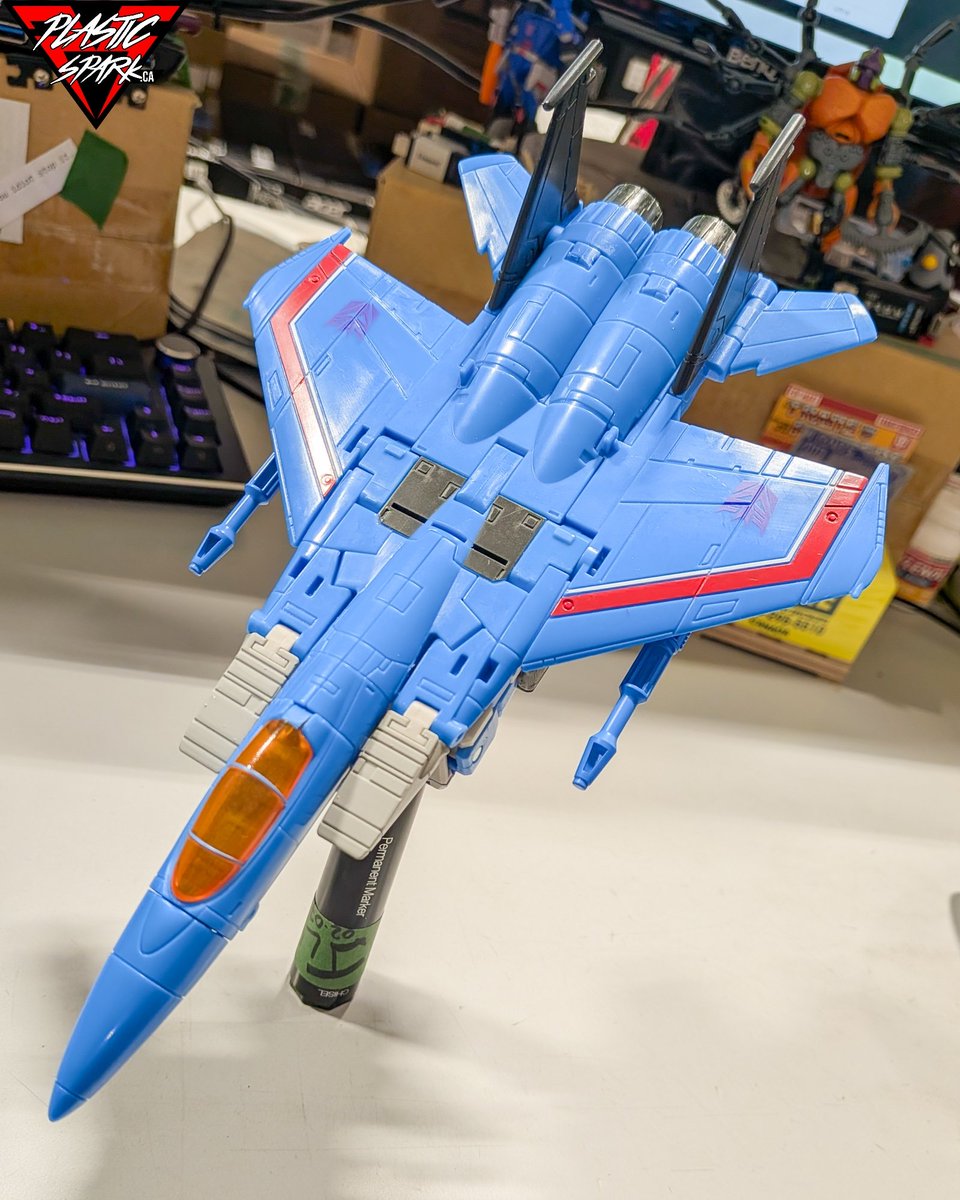 PlasticSparkYYC's tweet photo. Snapped a quick #deskbot today, this new Studio Series Thundercracker is pretty spectacular. My wallet isn't thrilled with the prospect of buying another 3-9 of these things... But I can't deny it, they cooked on this one.
πΈ Transformers: Studio Series - Thundercracker https://t.co/oqUx1oJSWv