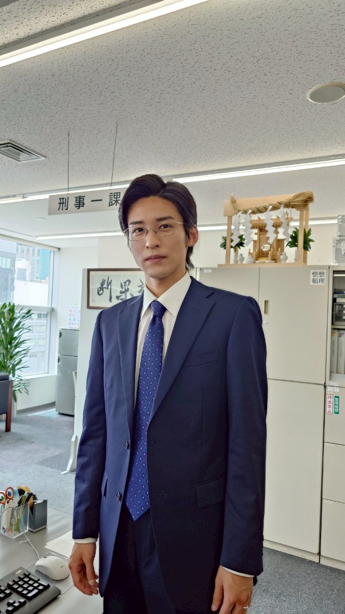 ━━ ✐ #とある日の教場 ━━
「教場Ⅱ」200期卒業生（鳥羽、忍野、杣）
当時はこんな日が来るなんて
誰も想像できなかったですよね！？

撮影前に気合十分の鳥羽と忍野の同期コンビ、
とてもいい感じです👮
一方、杣は風間教場の卒業生たちとの共演はリモートのみでした。