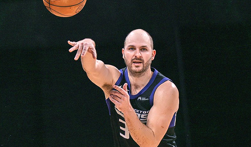 🏀 #NBAGLeague #DatoGEB

South Bay Lakers cae y comparte liderato con Capitanes.  

Marcador Final

(22-12) <a href="/StocktonKings/">Stockton Kings</a> 115 - 114 <a href="/SouthBayLakers/">South Bay Lakers</a> (24-10)

Puntos
STO: Elmore 18 / SBL: Kaluma 20
Rebotes
STO: Levin 10 / SBL: Williams 7
Asistencias
STO: Williams 3 / SBL: Davis 8