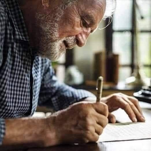 TOPRAK_2_'s tweet photo. 50 Yaşında Bir Adamın Doğum Gününde Yazdığı 21 Maddelik Hayat Dersi
“Her gün ne kadar aptal olduğumu daha iyi anlıyorum. Aptal olmak normaldir.
Ama ben 18 yaşındayken kendimi bir dâhi sanıyordum. Şimdi ise tam bir ahmak olduğumu fark ediyorum.”
…
1) “Deneyim, her türlü maddiyattan daha değerlidir.”
2) “Hayatınızda yapacağınız en önemli kariyer seçimi, eş seçiminizdir.”
3) “Parayla ilgili üç yetenek vardır: Onu kazanmak, elde tutmak ve büyütmek. Bunların üçü de birbirinden çok farklı yeteneklerdir.”
4) “Çocuk sahibi olmak korkunç bir şeydir. Ama çocuk sahibi olmak muhteşem bir şeydir.”
5) “Bu konudaki tüm bilimsel çalışmaları bir kenara bırakarak söyleyebilirim ki, sekiz saatlik bir uyku çok önemlidir.”
6) “Yiyip içtiklerinize dikkat edin ve her geçen yıl porsiyonlarınızı biraz daha küçültün. Yaş ilerledikçe ne kadar spor yaparsanız yapın bir faydası olmuyor.”
7) “İnsanların sizin hakkınızda ne düşündüğünü önemsememek için çaba sarf edin. Bu, benim için hâlâ çok zor ama öğreniyorum.”
8)“İletişim kurduğunuz herkesi sanki kendi çocuğunuzmuş ve yarın ölecekmiş gibi hayal edin. Böylece dinlemeyi ve nâzik olmayı öğrenirsiniz.”
9) “Öfke aslında gerçek bir his değildir; onu yaratan korkudur. Öfkelenmeden önce sizi korkutan şeyin ne olduğunu düşünün.”
10)  “Her beş senede bir hayatınızda radikal değişiklikler yapın. Aksi halde hayat oldukça sıkıcı olabiliyor.”
11) “Her gün yaratıcılığınıza belirli bir zaman ayırın. Yaratıcılık bir kas gibidir ve onu geliştirmeniz gerekir. İlhâm ise içi boş bir kelimeden ibarettir.”
12) “Minnettarlık ve şikayet etmek/suçlamak gibi durumlar bir insanda aynı anda bulunamaz. Hangisini yansıtmak istediğinizi seçin.”
13) “Okumak, bir hayata sığdıramayacağınız kadar deneyimi öğrenmenizi mümkün kılar. Bol bol okuyun.”
14) “Hayatta en çok yapmak istediğiniz 25 şeyi listeleyin ve sizin için en önemli olan 5 tanesini bunlardan ayırın. Daha sonra kalan 20’yi çöpe atın ve unutun; çünkü onlar sizde yalnızca kafa karışıklığı yaratır.”
15) “Başarının %99’u çalışmak, %1’i ise yetenektir. Yetenek ateşleyici güç ise, çalışmak benzindir.”
16) “Sık sık komedi izleyin; hatta imkânınız varsa her gün izleyin. Çünkü gülmenin hastalıkları iyileştiren bir gücü vardır.”
17) “Isaac Newton kalkülüsü icat etti; fakat aynı zamanda simyaya da inanıyordu. Pek çok aptalca şey yapmadan zeki ve başarılı olmanız mümkün değildir.”
18) “Akışına bırakmayı bilin. Tüm problemlerinizi bugün çözmeye çalışmayın.”
19) “Ne kadar az şeye sahip olursanız, o kadar az şey size sahip olur.”
20) “Sizden nefret ettiğini bildiğiniz insanlarla karşılaştığınızda onlara bakın, ellerini sıkın ve içten bir tebessümle karşılık verin.”
21) “Kabalık etmek insana hiçbir zaman hiçbir şey kazandırmaz. Karşınızdakileri anlamaya çalışın ve istedikleri her ne olursa olsun bunu başarabileceklerini söyleyin.”
Alıntı