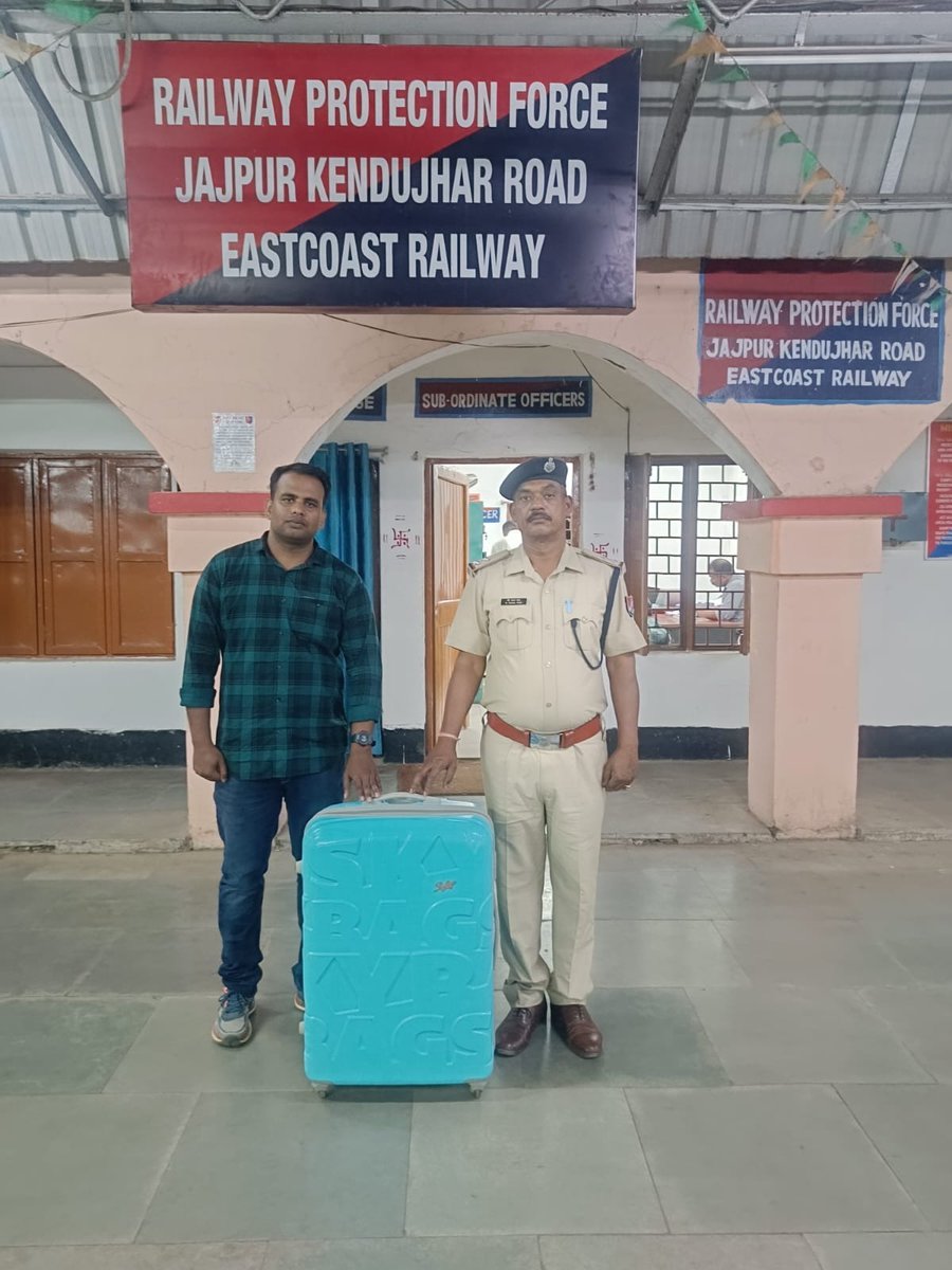rpf_ecor_kur's tweet photo. Operation Amanat:- On 24.03.2026 officers and staff of RPF JJKR on duty staff retrieved trolley bag containing one HP Vectus Laptop(Rs.80,000/-) from train no-22896 (Puri-HWH). After verification, same was handed over to rightful owner with proper acknowledgment. https://t.co/WfUia2TLe5