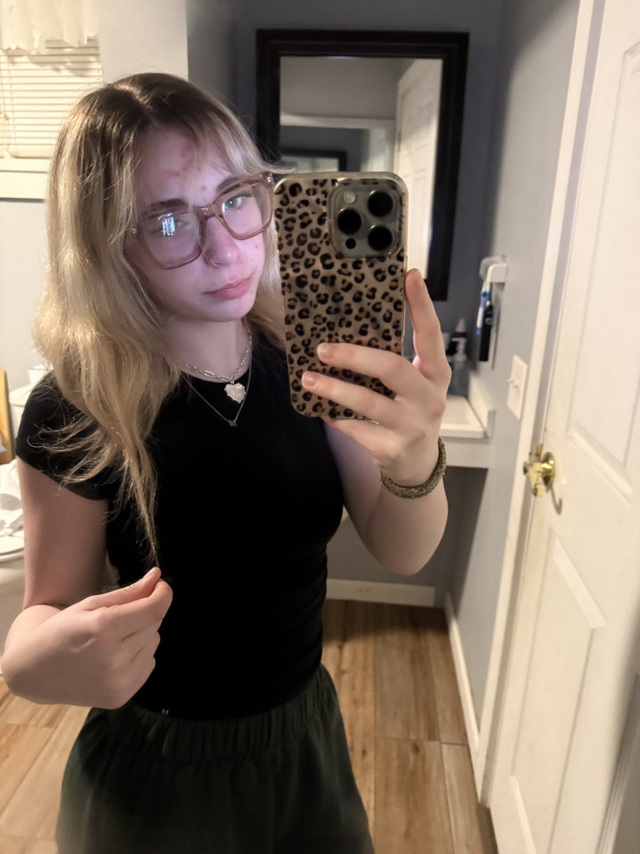 chanelkittylynn's tweet image. hey findummies! i want you pouring ur loser cash into my wallet all day, u guys have been boring tf outta me. make urself not boring 🥱