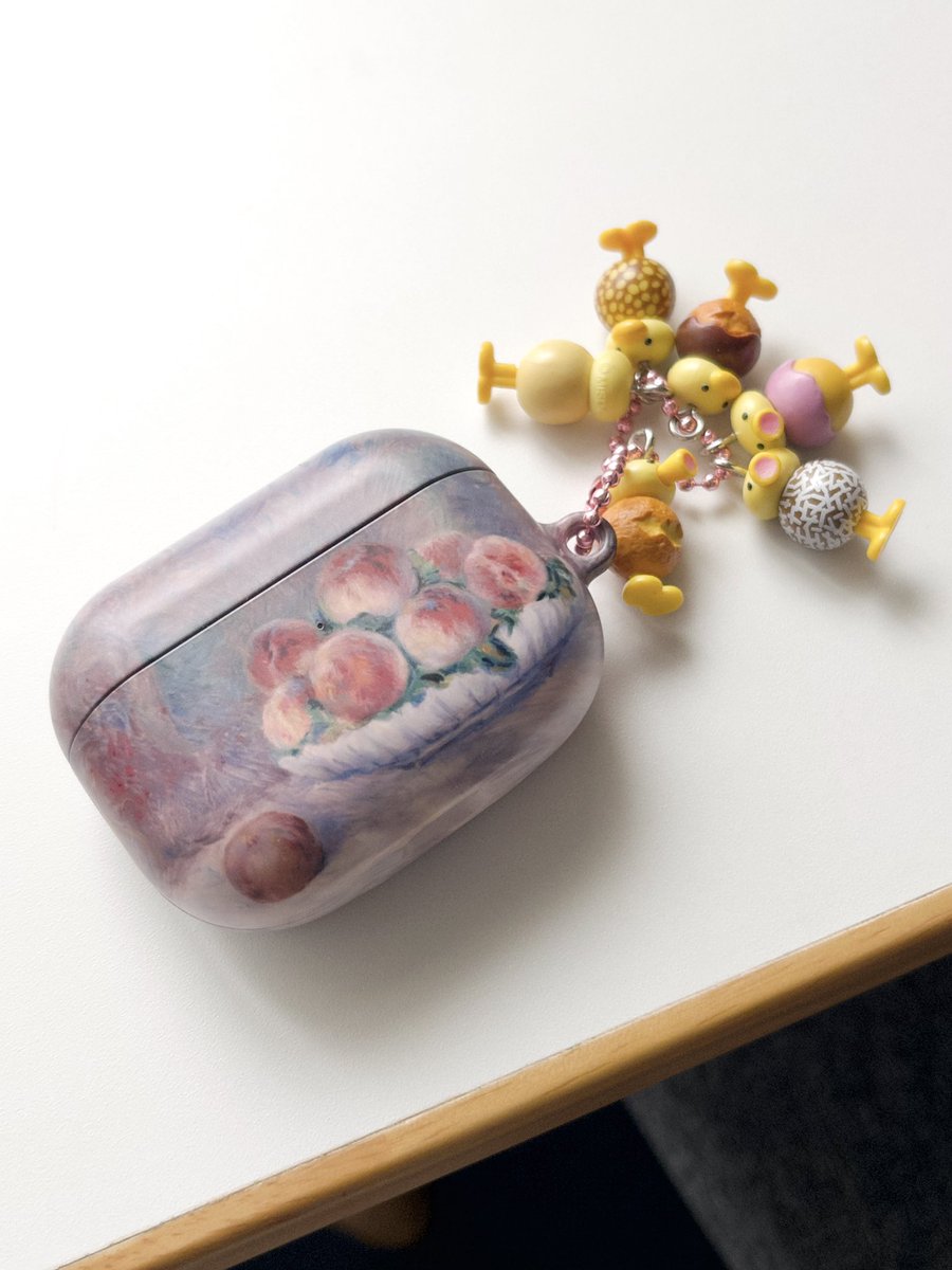 o_kii_inu's tweet photo. 私のﾆｭｰ AirPodsケース、ルノワールの「桃」
手のひらサイズの名画って何故だか可愛い #PR https://t.co/boEaIHAE28