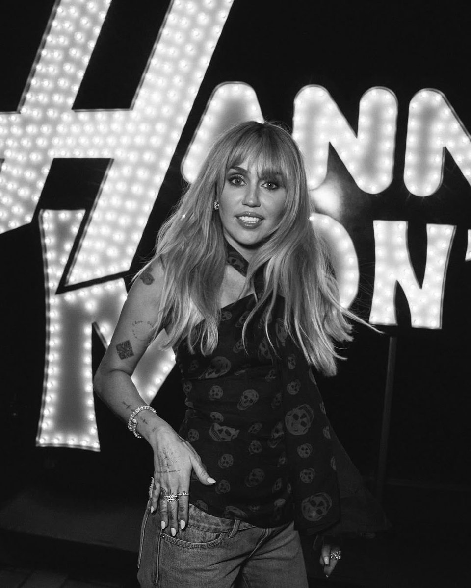 Miley Cyrus France tweet media