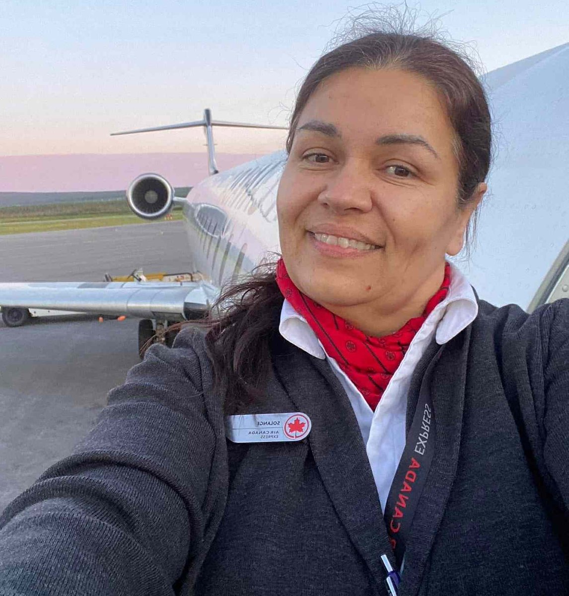 eyes_globe's tweet image. 🚨 BREAKING: Flight attendant survives Air Canada–fire truck collision at LaGuardia.

She was ejected over 100 metres still strapped to her seat, suffered multiple fractures, and is now in surgery after 26 years with Air Canada Jazz.

#sstvi #علن_ال #dkpol #paobc