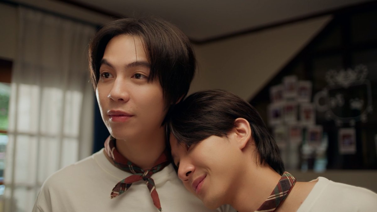 i feel like I'm the only one who has absolutely zero problem with less kisses. the director and fkt did great job to build intimacy not by physical but emotional closeness.
it's amazing how it makes me feel their love for eo without them even touching eo.
the blinks, the stares,