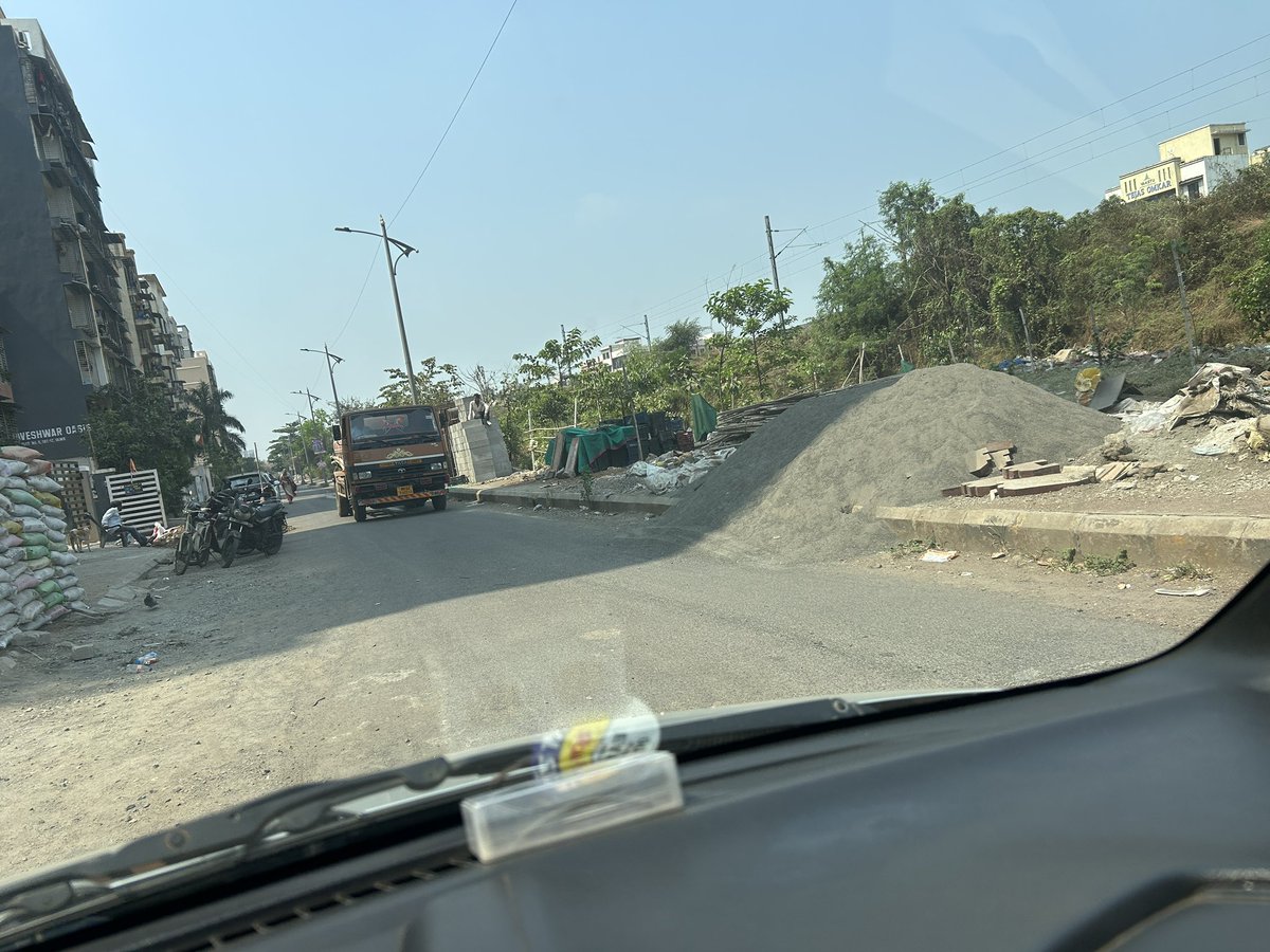 MithunBKamble's tweet photo. “Ulwe मध्ये रस्त्यावर रेती/वाळू टाकल्यामुळे धूळ वाढली आहे, traffic jam होतो आणि चालणं अवघड झालं आहे. आधी complaint करूनही action नाही. कृपया तात्काळ कारवाई करावी.”

@CIDCO_Ltd
@NMMConline
@Navimu https://t.co/zcj15C3hXL
